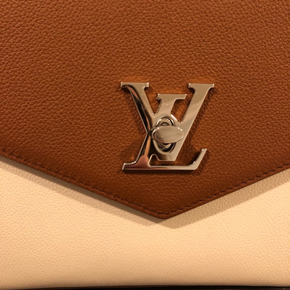 ✨🍁Beautiful Versatile Louis Vuitton Lockme🍁✨ - Picture 4 of 7